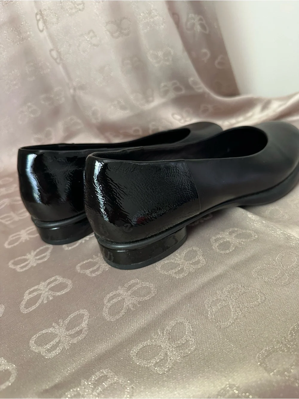 Ecco Women's Black Leather Round-Toe Ballet Flats